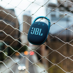 JBL كليب 4 - سماعة بلوتوث محمولة مع حلقة تعليق - أزرق | JBL-SP-CLIP4BLU